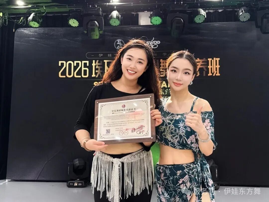全勤学员结业证书合影2