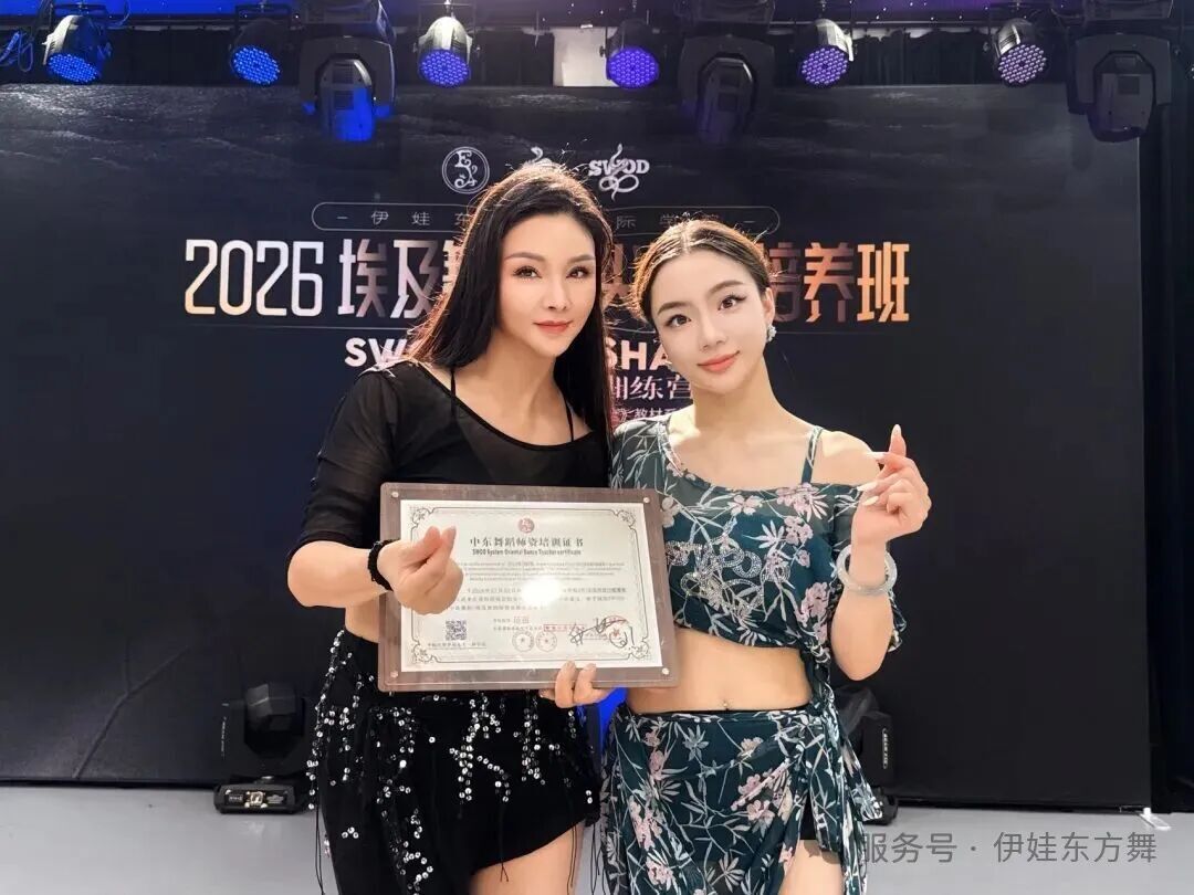 全勤学员结业证书合影3