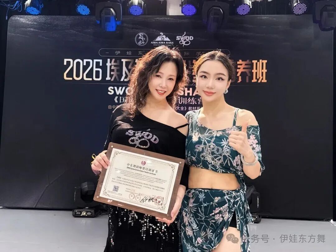 全勤学员结业证书合影5